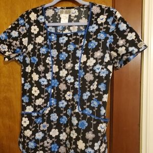 Cherokee body scrub top size small